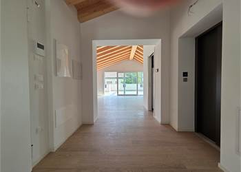 Treviso Vicino Centro, Nuovo Attico 4 Lati Liberi: Ascensore in Casa, Travi a Vista e Terrazzi per 1