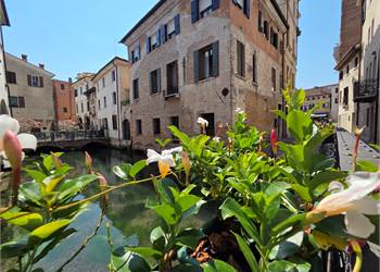 Treviso Centro, Esclusiva Mansarda nei Buranelli: Un Sogno Fiabesco in Palazzetto Storico Signorile